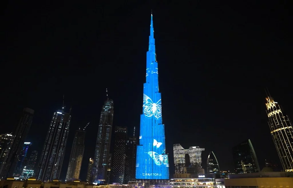كريستوفل تحتفي بدولة الإمارات العربية المتحدة بعرض أضواء على برج خليفة احتفالاً بقطعة فنية ذات تصميم خاص، "شجرة الحياة"
